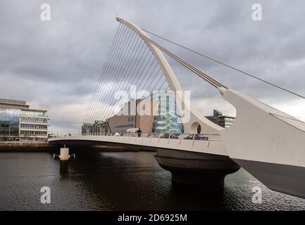 Dublin, Irland - 09. November 2015: Samuel Beckett Bridge, harfenförmig über dem Liffey River . Stockfoto