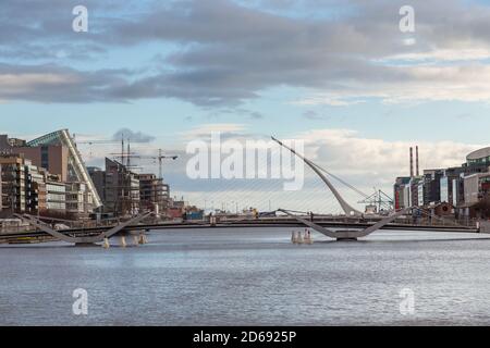 Dublin, Irland - 09. November 2015: Samuel Beckett Bridge, harfenförmig über dem Liffey River . Stockfoto