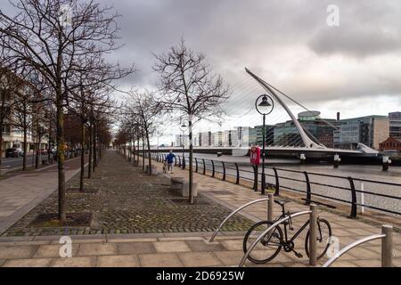 Dublin, Irland - 09. November 2015: Samuel Beckett Bridge, harfenförmig über dem Liffey River . Stockfoto