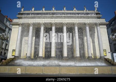 Ein Brunnen auf dem Opernhaus in Nantes, Frankreich. Stockfoto