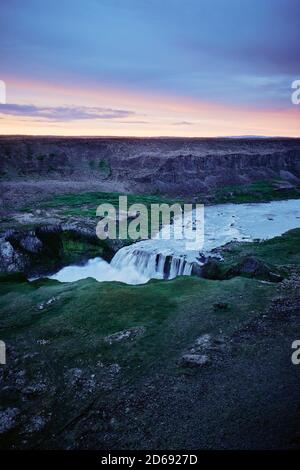 Hafragilsfoss Wasserfall in der Dämmerung und der Jökulsá á Fjöllum River in der Nähe des Dettifoss in der Jökulságljúfur Canyon, Island. Stockfoto