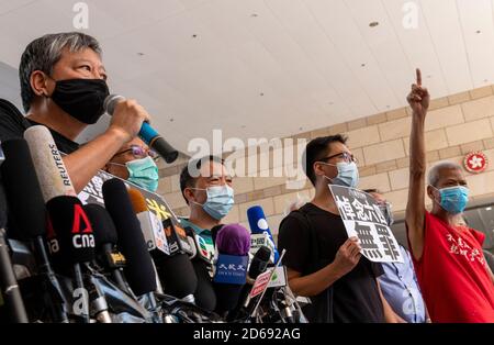 Der Politiker und Aktivist Lee Cheuk-yan (L) und andere Aktivisten sprechen vor ihrem Gerichtsverfahren vor dem West-Kowloon-Gericht.der Medienmagnat Jimmy Lai und andere pro-demokratische Aktivisten, darunter Joshua Wong, erscheinen vor Gericht wegen der Anschuldigungen der Teilnahme und Organisation einer illegalen regierungsfeindlichen Tiananmen-Platz-Vigil-Versammlung Im Juni 2019. Stockfoto