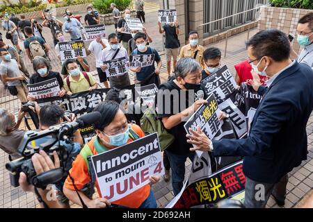 Der Politiker und Aktivist Lee Cheuk-yan (C) hält zusammen mit anderen Aktivisten Plakate mit der Botschaft "Unschuldig zu trauern", während sie vor ihrem Prozess durch das West Kowloon Gericht gehen.der Medien-Tycoon Jimmy Lai und andere pro-demokratische Aktivisten, darunter Joshua Wong, erscheinen vor Gericht wegen der Anschuldigungen der Teilnahme und Organisation an Illegale Anti-Regierung Tiananmen Platz Vigil Versammlung im Juni 2019. Stockfoto