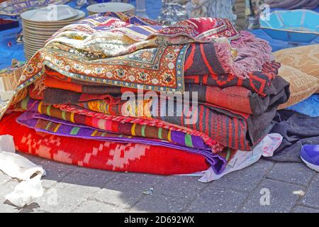 Alte Teppiche und Teppiche zum Verkauf auf Flohmarkt Stockfoto