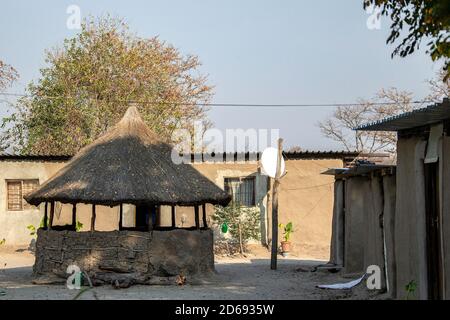 Rondavel aus Holz und reetgedeckten Holz in einem Dorf in der Kalimbeza (Kalambesa) Gegend in der Nähe von Katima Mulilo in Namibia. Stockfoto