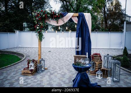 Hochzeitspark mit Blumen im Park für eine Hochzeitszeremonie am Hochzeitstag angeordnet Stockfoto