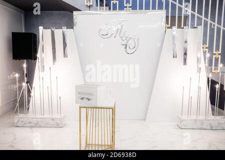 Hochzeitspark mit Blumen im Park für eine Hochzeitszeremonie am Hochzeitstag angeordnet Stockfoto