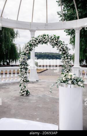 Hochzeitspark mit Blumen im Park für eine Hochzeitszeremonie am Hochzeitstag angeordnet Stockfoto