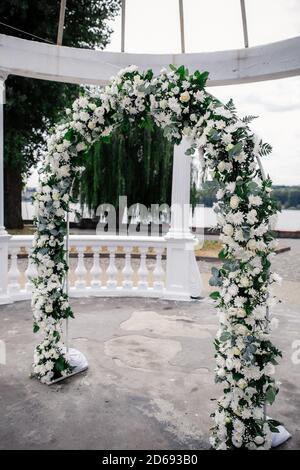 Hochzeitspark mit Blumen im Park für eine Hochzeitszeremonie am Hochzeitstag angeordnet Stockfoto