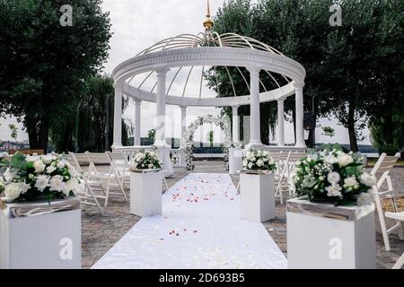 Hochzeitspark mit Blumen im Park für eine Hochzeitszeremonie am Hochzeitstag angeordnet Stockfoto