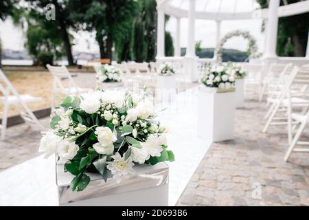 Hochzeitspark mit Blumen im Park für eine Hochzeitszeremonie am Hochzeitstag angeordnet Stockfoto