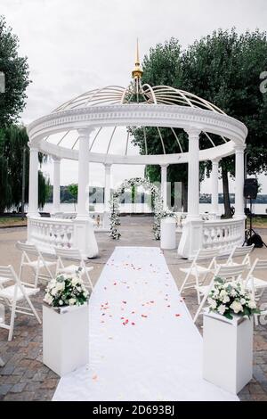 Hochzeitspark mit Blumen im Park für eine Hochzeitszeremonie am Hochzeitstag angeordnet Stockfoto
