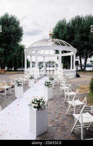 Hochzeitspark mit Blumen im Park für eine Hochzeitszeremonie am Hochzeitstag angeordnet Stockfoto