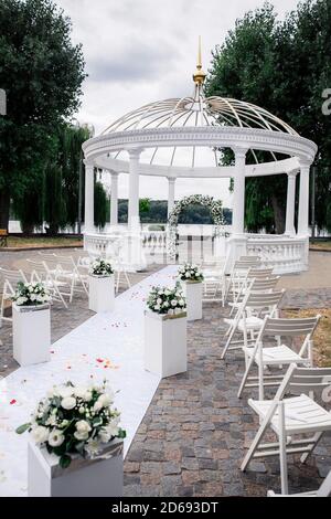 Hochzeitspark mit Blumen im Park für eine Hochzeitszeremonie am Hochzeitstag angeordnet Stockfoto
