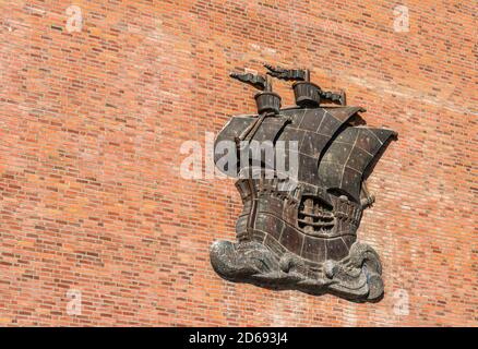 Alte Lagerhäuser in traditioneller Backsteinarchitektur im Hafen, Relief eines typischen hanseatischen Zahnradwerks. Die Hansestadt Stralsund. Die Altstadt Stockfoto
