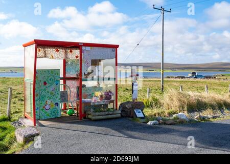 Unst Bus Shelter (Bobby's Bus Shelter), die zu einer ungewöhnlichen Touristenattraktion in den Shetland Islands, Schottland, Großbritannien geworden ist Stockfoto