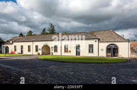 Das Besucherzentrum innerhalb der alten Stallanlage mit Eingang Im Polkemmet Country Park in der Nähe von Whitburn West Lothian Schottland Stockfoto