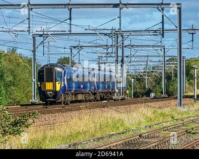 ScotRail neue Klasse 385 Elektrozug von der Durchfahrt Greenhill Junction In der Nähe von Bonnybridge Falkirk Scotland Richtung Glasgow Queen Street Stockfoto