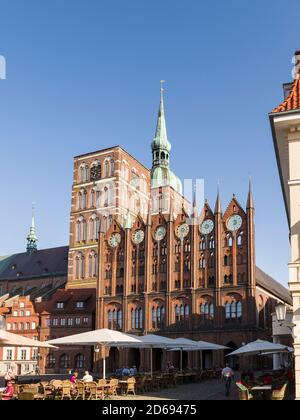 Der Alte Markt mit dem ikonischen Rathaus und der Kirche St. Nikolei. Die Hansestadt Stralsund. Die Altstadt ist Liste Stockfoto