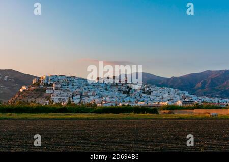 Salobreña, andalusische Stadt mit weißen Häusern auf einem kleinen Berg mit einem Schloss auf der Spitze. Stockfoto