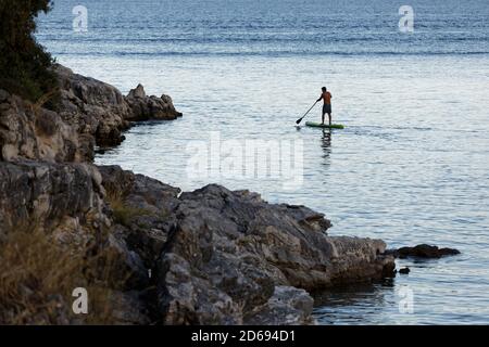 Ein Paddelboarder vor Kerasia Strand in Korfu, Griechenland. Donnerstag, 03. September 2020 Stockfoto