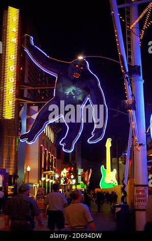 King Kong: Helles Neon auf Universal Center Drive, Universal City, Los Angeles, Kalifornien, USA. Filmfoto, um 2000 Stockfoto