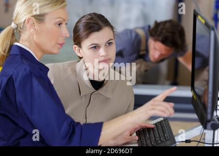 Auf Laptop zeigen und einen Plan erklären Stockfoto