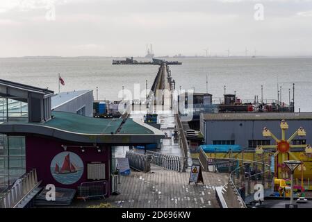 Southend Pier, Southend on Sea, Essex, Großbritannien. Oktober 2020. Zu Beginn des 2. Weltkrieges 1939 wurde Southend Pier ein Royal Navy Shore Base umbenannt HMS Leigh, die Verantwortung für die gesamte Schifffahrt in aus der Themse nach London. Am 15. Oktober 1945 übergab die Royal Navy HMS Leigh an die Einwohner von Southend. Um dieses Datum und die Kriegsgeschichte des Piers zu gedenken, wurde heute eine Gedenktafel vom Bürgermeister und der Bürgermeisterin von Southend enthüllt. HMS Leigh hat Tausende von Schiffen und Millionen von Truppen und Lieferungen, die notwendig sind, um die alliierten Kriegsanstrengungen in Gang zu halten. COVID eingeschränkt Stockfoto