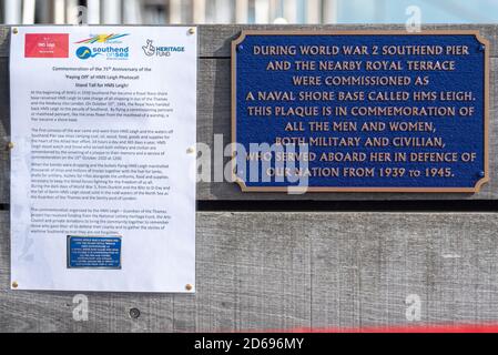 Southend Pier, Southend on Sea, Essex, Großbritannien. Oktober 2020. Zu Beginn des 2. Weltkrieges 1939 wurde Southend Pier ein Royal Navy Shore Base umbenannt HMS Leigh, die Verantwortung für die gesamte Schifffahrt in aus der Themse nach London. Am 15. Oktober 1945 übergab die Royal Navy HMS Leigh an die Einwohner von Southend. Um dieses Datum und die Kriegsgeschichte des Piers zu gedenken, wurde heute eine Gedenktafel vom Bürgermeister und der Bürgermeisterin von Southend enthüllt. HMS Leigh hat Tausende von Schiffen und Millionen von Truppen und Lieferungen, die notwendig sind, um die alliierten Kriegsanstrengungen in Gang zu halten. COVID eingeschränkt Stockfoto