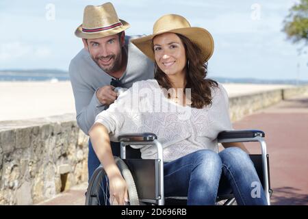 Behinderte Frau und Freund im Urlaub Stockfoto