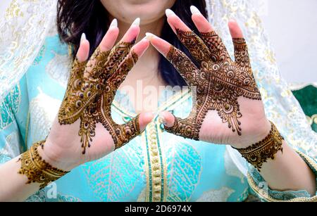 Mehndi Tattoo. Frau Hände mit schwarzen Henna Tattoos. marokkanische nationale Traditionen. Stockfoto