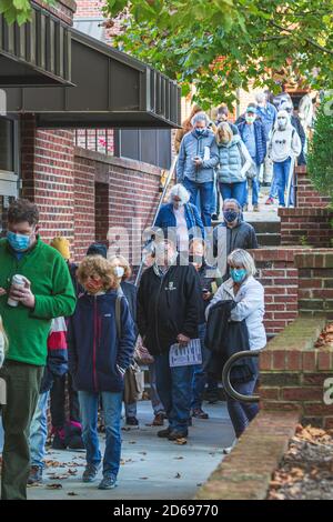 Asheville, NC, USA. 15. Oktober 2020. Eine halbe Stunde nach der Eröffnung der Umfragen im winzigen Reynolds Village warten die Wähler in drei Blocks langen Reihen, am ersten Tag der frühen Wahl während der Parlamentswahlen im Bundesstaat North Carolina. Quelle: Gloria Good/Alamy Live News Stockfoto