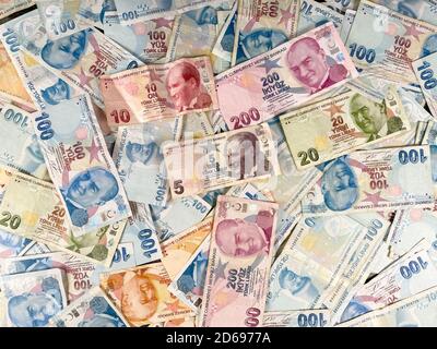 Viele türkische Lira auf Tisch Hintergrundstruktur. Geld zählt. Türkische Lira Banknote. 50, 100, 200. Stockfoto