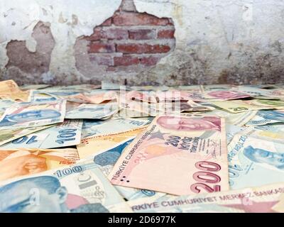 Viele türkische Lira auf Tisch Hintergrundstruktur. Geld zählt. Türkische Lira Banknote. 50, 100, 200. Stockfoto