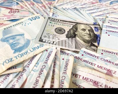 Türkische Lira und hundert US-Dollar. Die türkische Lira nimmt gegenüber dem US-Dollar ab Stockfoto