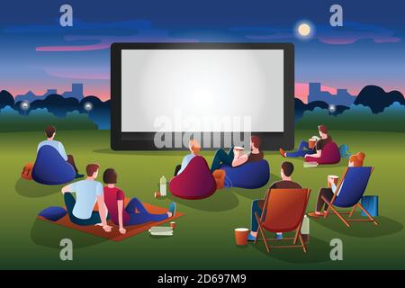 Open-Air-Kino Vektor flache Cartoon-Illustration. Leute, die im nächtlichen Stadtpark einen Film auf einem großen Bildschirm sehen. Freizeit im Freien, Entspannung und Spaß. Filmfesti Stock Vektor