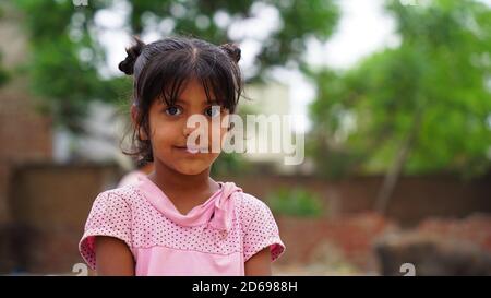 Sikar, Rajasthan, Indien - Aug 2020: Glücklich lächelndes indisches kleines Dorf Mädchen stehend. Lächelndes Gesicht Porträt eines kleinen Kindes oder jungen Mädchens aus dem ländlichen Raum Stockfoto