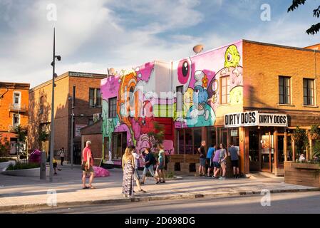 Montreal, Kanada. Juli 2019. Touristen besuchen und fotografieren auf der historischen saint laurent Straße in der Stadt montreal kanada. Stockfoto