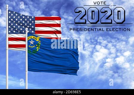 US-Wahlen im November 2020, gegen einen blauen Himmel, zwei Fahnenmasten mit der Flagge Amerikas und des Staates Nevada. Stockfoto