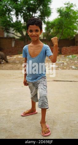 Sikar, Rajasthan, Indien - Aug 2020: Happy Smiling Indian Little Village Stehen. Lächelndes Porträt eines kleinen Kindes oder eines Jungen aus dem ländlichen Raum Stockfoto