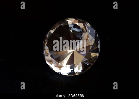 Diamantförmiger transparenter dekorativer Kristall mit schwarzem Hintergrund. Stockfoto