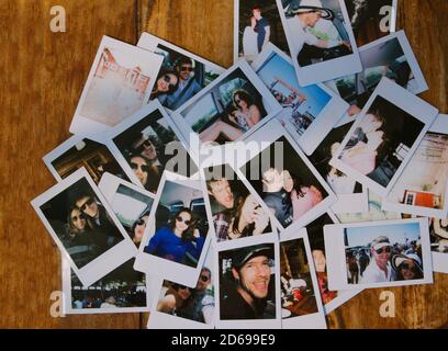 Polaroid Fotocollage von glücklichen jungen Paar in einer Beziehung. Draufsicht, Kopierbereich, horizontale Komposition. Stockfoto