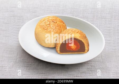 Shanghai Lotus Paste einzigen Eigelb Mondkuchen für Chinesisch Mitte Herbst Stockfoto