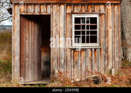 Verwitterter Holzschuppen, der als alte Fischerhütte am Ufer des Beauly River in Highland Scotland genutzt wurde. Stockfoto