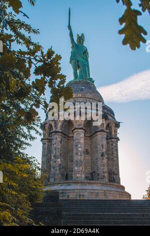 Hermannsdenkmal. Hermann Monument ist die höchste Statue in Deutschland. Es liegt im Teutoburger Wald, Nordrhein-Westfalen Stockfoto