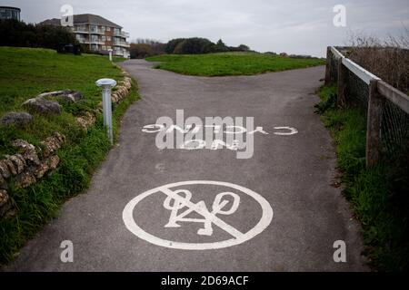 Keine Radwegschilder auf dem Weg an der Spitze des Zick-Zack, die zum Boscombe Beach bei Manor Steps in Southbourne in Bournemouth. 23. Oktober 2019. Foto: Neil Turner Stockfoto