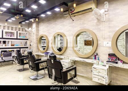 Blick in einen modernen Salon mit Spiegeln und Sitzanordnung. Die Inneneinrichtung des Schönheitssalons. Stockfoto