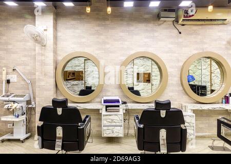 Blick in einen modernen Salon mit Spiegeln und Sitzanordnung. Die Inneneinrichtung des Schönheitssalons. Stockfoto