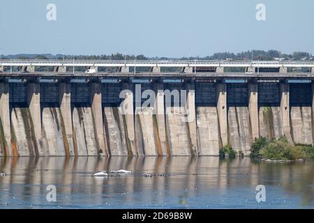 DneproGes am sonnigen Tag Nahsicht mit Reflexion im Wasser. Wasserkraftwerk am Fluss Dnjepr in Zaporozhye, Ukraine. Blick von Khortyzja i Stockfoto