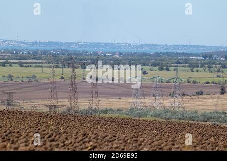 Hochspannungsmasten Stromleitung in der Ferne in Ukrainisch Ländliche Umgebung Stockfoto